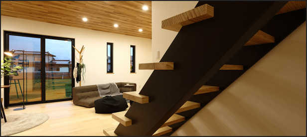 木の温もりを感じる建物の内観