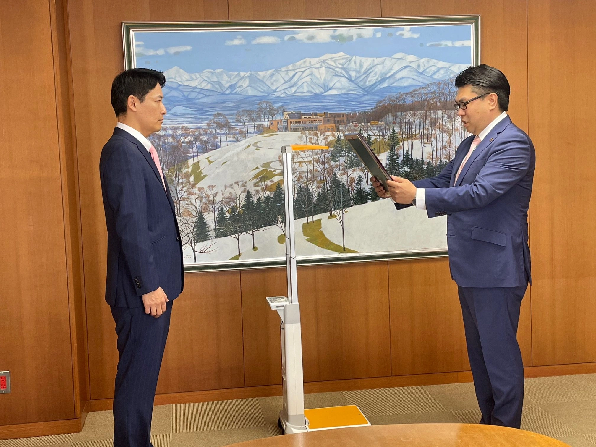 美唄市立美唄中学校へ身体計測器を寄贈しました。
